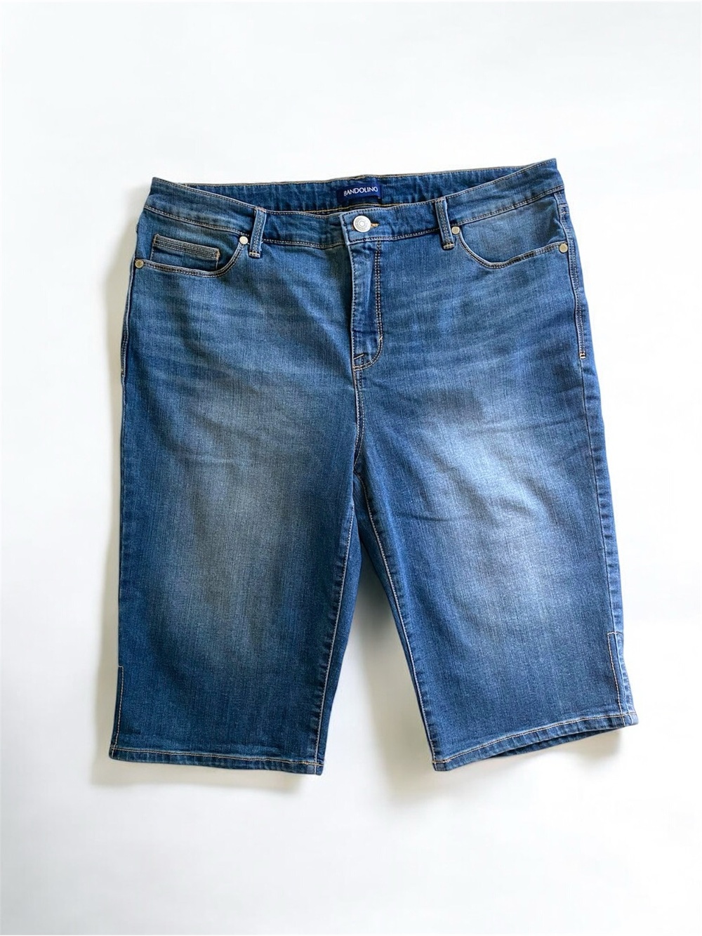 Bandolino Medium Wash Bermuda Denim Shorts Mid Rise Stretch Womens 12
